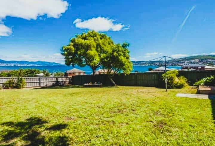 Spacious Modern Home Outstanding Views Sleeps 9 Hobart Exterior photo